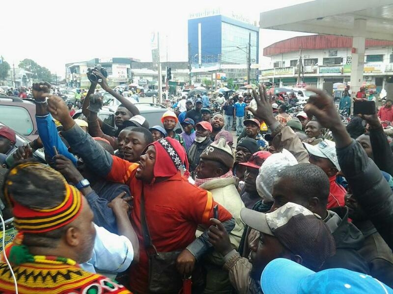 La foule a Douala (c) W. Tchango