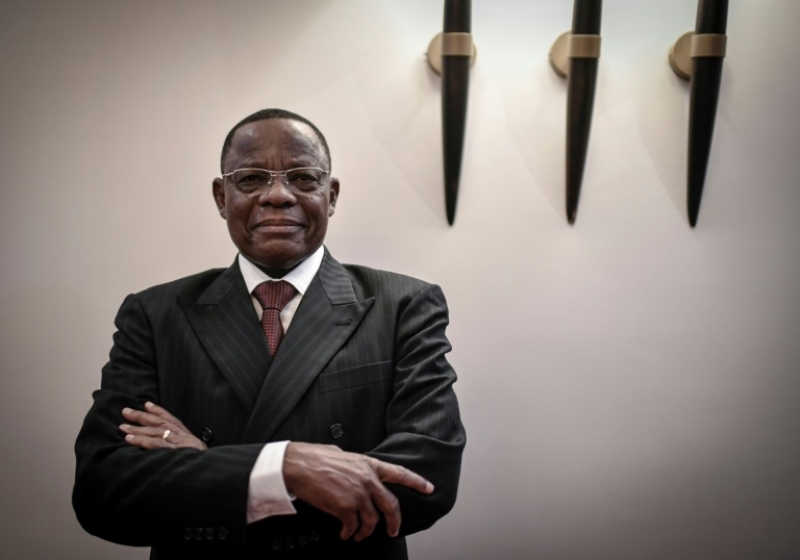 Le principal opposant camerounais, Maurice Kamto, pose lors d'une séance photo à Paris le 30 janvier 2020 (c) AFP/Archives/STEPHANE DE SAKUTIN