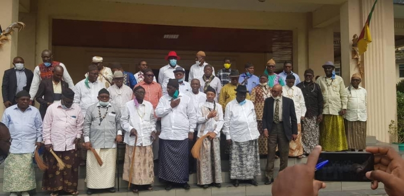 Dr Roger Mbassa Ndine et les chefs traditionnels Sawa du Wouri cameroon info p